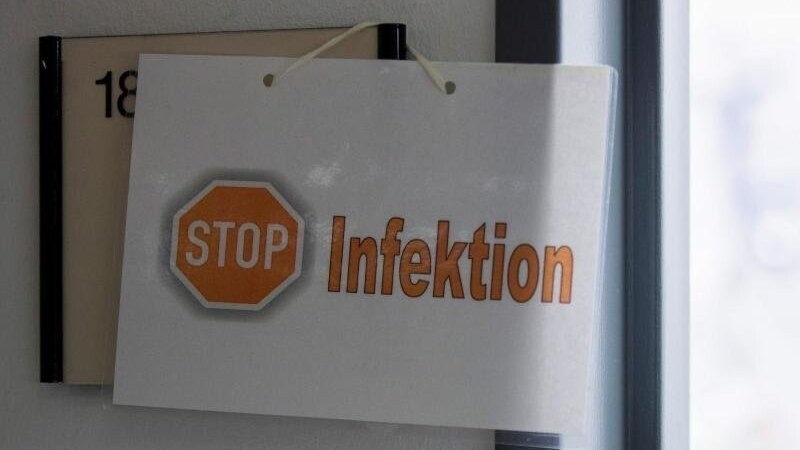 "Die Omikron-Variante lässt die Infektionszahlen in ganz Bayern leider rapide ansteigen", sagte Klaus Josef Lutz, Präsident des Bayerischen Industrie- und Handelskammertags (BIHK), am Dienstag in München. (Symbolbild)