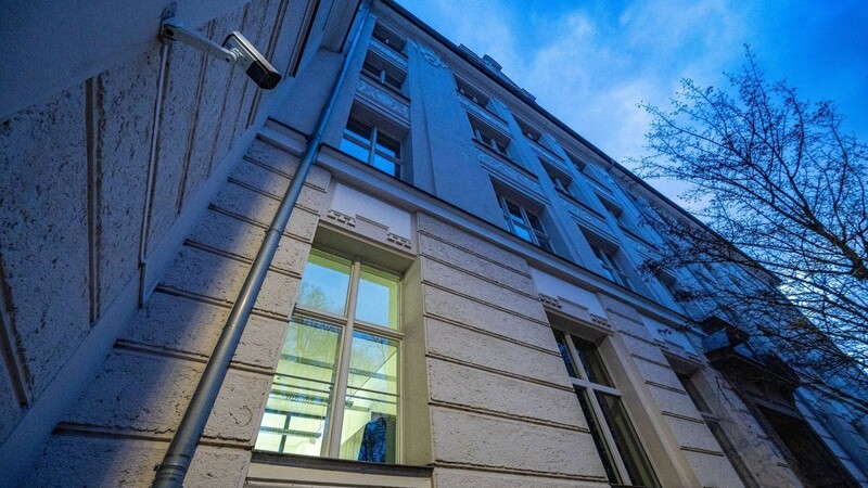 Der bereits verurteilte Mörder stand wegen Widerstands gegen Vollstreckungsbeamte vor dem Regensburger Amtsgericht und floh dabei aus einem Fenster. (Archivbild)
