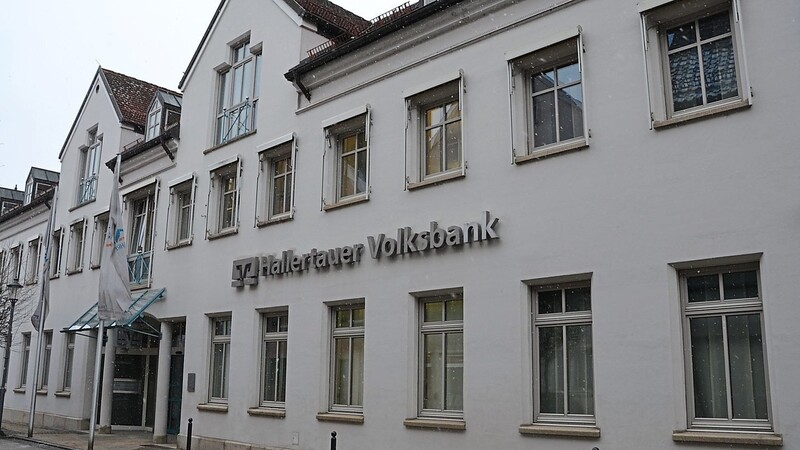 Die Mega-Fusion der Volksbank Raiffeisenbank Bayern Mitte mit der Meine Volksbank Raiffeisenbank in Rosenheim ist gescheitert. Die Filiale der Ingolstädter Genossenschaftsbank in Mainburg ziert nach wie vor das Logo der früheren Hallertauer Volksbank.