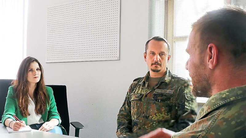 Oberstleutnant Darius Niemm, Kommandeur des Aufklärungsbataillons 8 (Mitte), und Übungsleiter Major Werner im Interview