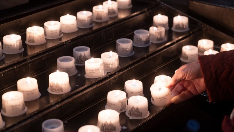 In der Pfarrkirche Neßlbach wurden mehrmals alle Kerzen auf einmal entzündet. (Symbolbild)