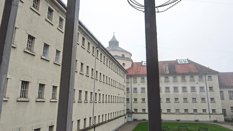 In der Justizvollzugsanstalt in Straubing sind über 50 Insassen positiv auf SARS-CoV2 getestet worden. (Archivbild)