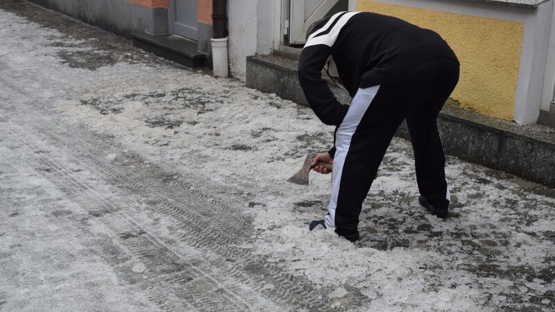 Ein Anwohner der Albrechtsgasse probiert's im Februar 2017 mit der Axt gegen Eis.