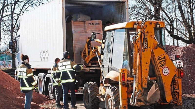 "Der längste Einsatz unserer Vereinsgeschichte": Wörther Feuerwehrleute entladen im Frühjahr einen Sattelzug an der ukrainischen Staatsgrenze. Immer wieder brachen in Wörth Hilfstransporte auf.