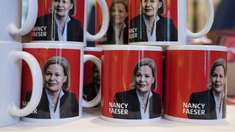 Auf ihrem Hessengipfel präsentiert die SPD bereits Nancy-Faeser-Tassen.
