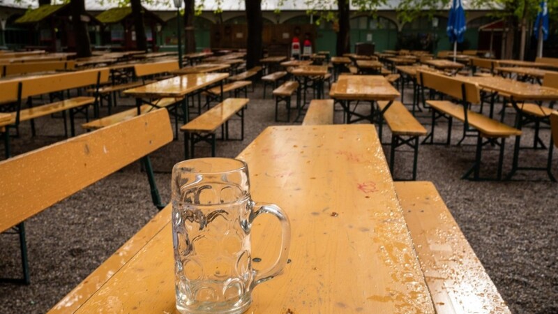 Ein leerer Bierkrug steht auf einer Bierbank eines Biergarten in München-Haidhausen.