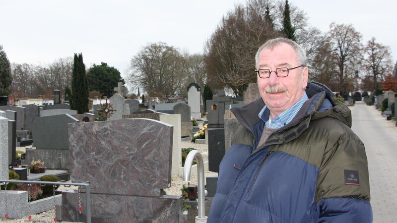 "Jeder will am Friedhof Bäume haben, aber eben nicht neben dem eigenen Grab", sagt Pfarrer Franz Alzinger.