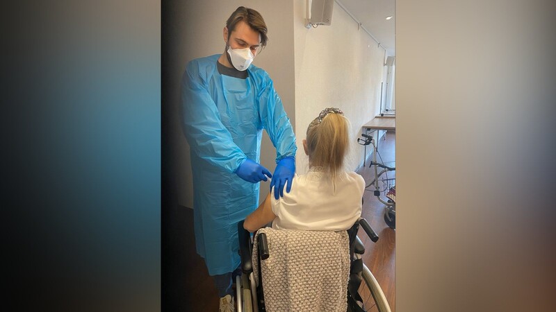 In Straubing wurde am Sonntag mit den Impfungen gegen das Coronavirus begonnen. Hier im Bild wird gerade eine Bewohnerin des Pflegeheims An der Alten Waage geimpft.