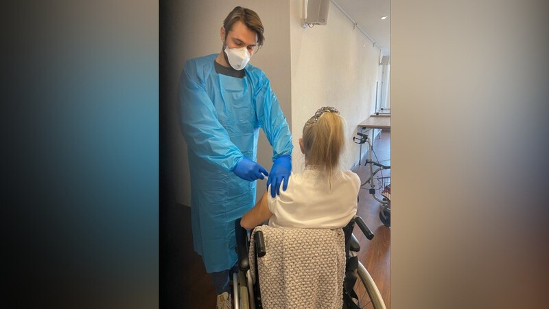 In Straubing wurde am Sonntag mit den Impfungen gegen das Coronavirus begonnen. Hier im Bild wird gerade eine Bewohnerin des Pflegeheims An der Alten Waage geimpft.