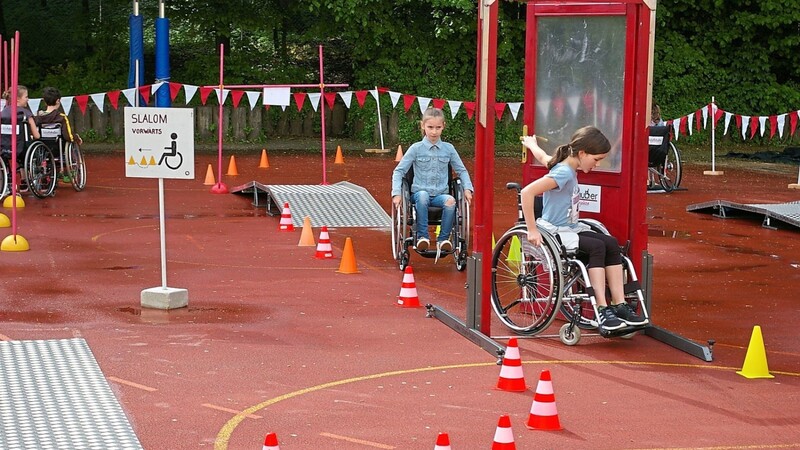 Der Rollstuhlparcours von Beate Schaffelhuber ist im Rahmen der Veranstaltung "Kinder laufen für Kinder" am Samstag wieder auf dem Gelände des Hans-Carossa-Gymnasiums aufgebaut.