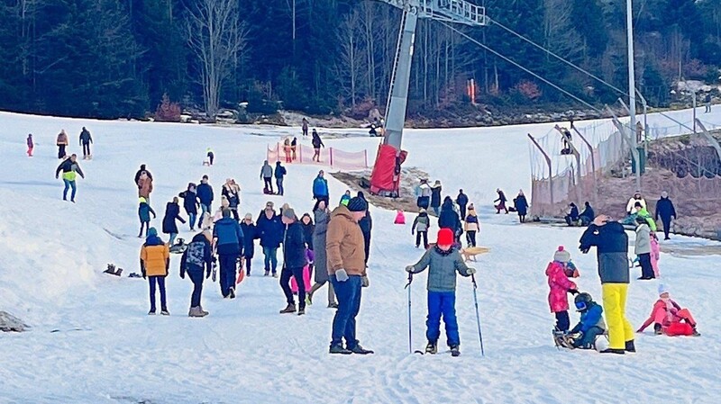 Aktuell liegt noch Schnee am Arber, aber nicht ausreichend, um sicheres Skifahren zu ermöglichen.