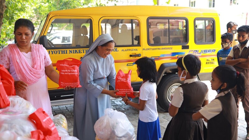 Schwester Kala (rechts) verteilt mit einer Helferin Pakete mit dem Nötigsten zum Überleben: Nahrungsmittel, Medikamente und Hygieneartikel.