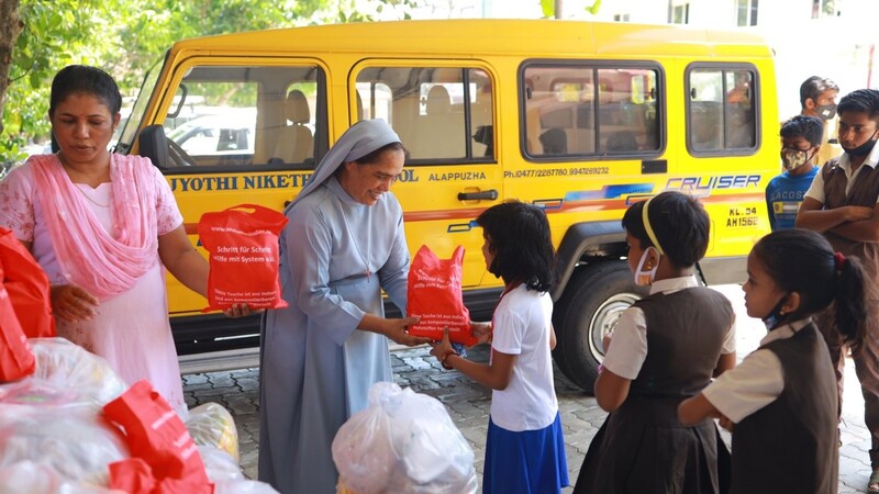 Schwester Kala (rechts) verteilt mit einer Helferin Pakete mit dem Nötigsten zum Überleben: Nahrungsmittel, Medikamente und Hygieneartikel.