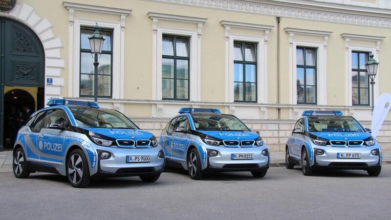 Drei BMW i3 bei der Vorstellung als Streifenwagen im September 2015 vor dem Innenministerium in München.