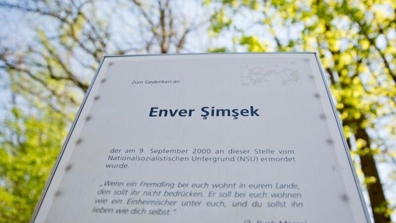 Gedenktafel an den vom NSU ermordeten Enver Simsek am Tatort in Nürnberg. Nun wurde der dortige Platz auch offiziell nach ihm benannt.