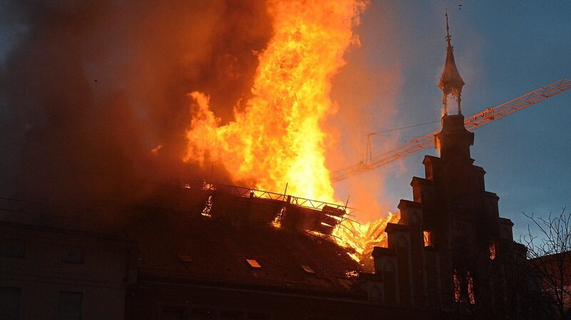 Nur wenige Minuten, nachdem die Brandmeldeanlage des Historischen Rathauses anschlägt, lodern bereits meterhohe Flammen aus dem Gebäude am Stadtplatz.