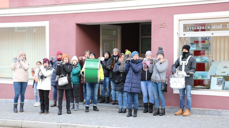 Die Flötengruppe vor unserer Geschäftsstelle in der Mönchshofstraße 25 in Viechtach.
