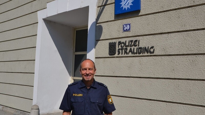 Albert Meier vor seinem Arbeitsplatz, der Dienststelle der PI Straubing. Als Pressebeauftragter ist er bereits seit vielen Jahren mit dem Gäubodenvolksfest und seinen Herausforderungen vertraut.