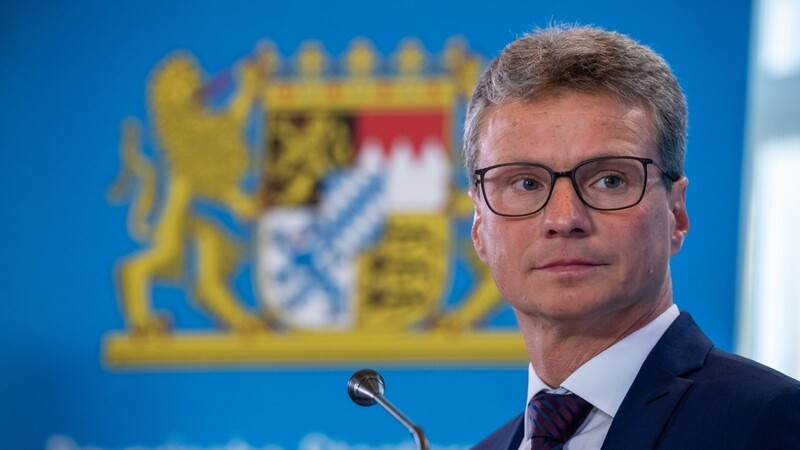 Wissenschaftsminister Bernd Sibler (CSU) informiert über fünf neue Professorenstellen in Ostbayern.