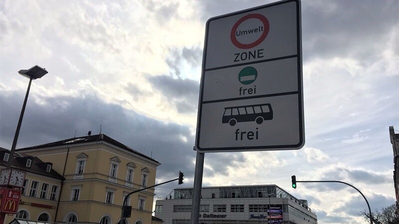 Was es in Regensburg bereits gibt, könnte es auch bald in Straubing geben: Mit vielen Baustellen will die Stadt die Autofahrer an die drohende Umweltzone gewöhnen.