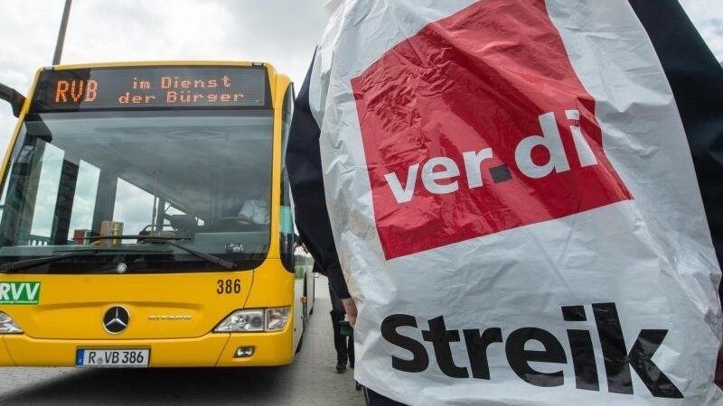 Die Gewerkschaft Verdi hat die Mitarbeiter kommunaler Verkehrsbetriebe und privater Busunternehmen zum Warnstreik aufgerufen (Symbolbild).
