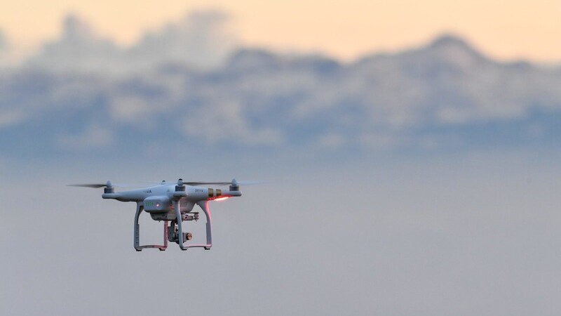 Immer mehr Skifahrer wollen ihre Abfahrt mit einer Drohne filmen, haben ihre fliegende Kamera aber nicht unter Kontrolle. Die Betreiber der Skigebiete in Bayern fürchten, dass bald eine Drohne abstürzen könnte - und setzen auf Verbote.
