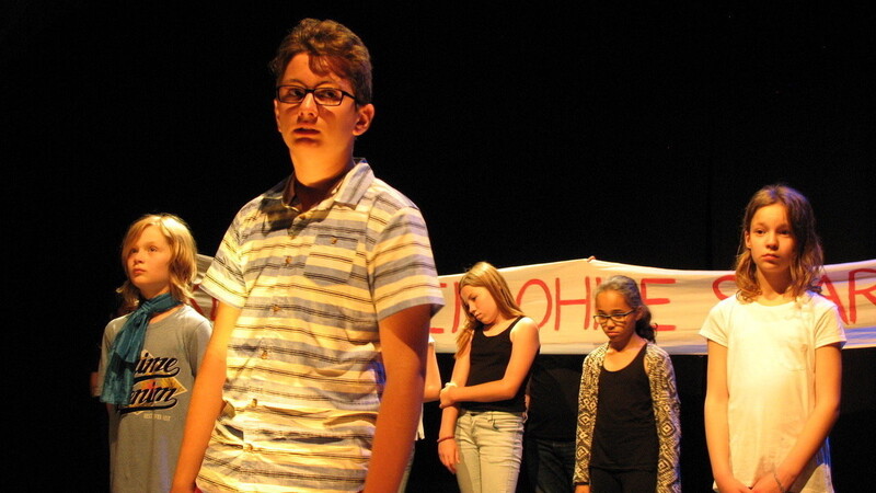 Seit mehr als 20 Jahren präsentieren Schüler auf der Bühne des Kleinen Theaters in Landshut ihre Stücke. Die Schülertheatertage, die in diesem Jahr von 28. bis 30. Juni stattfinden, sollen junge Leute neugierig auf alles machen, was auf der Bühne und dahinter abläuft.
