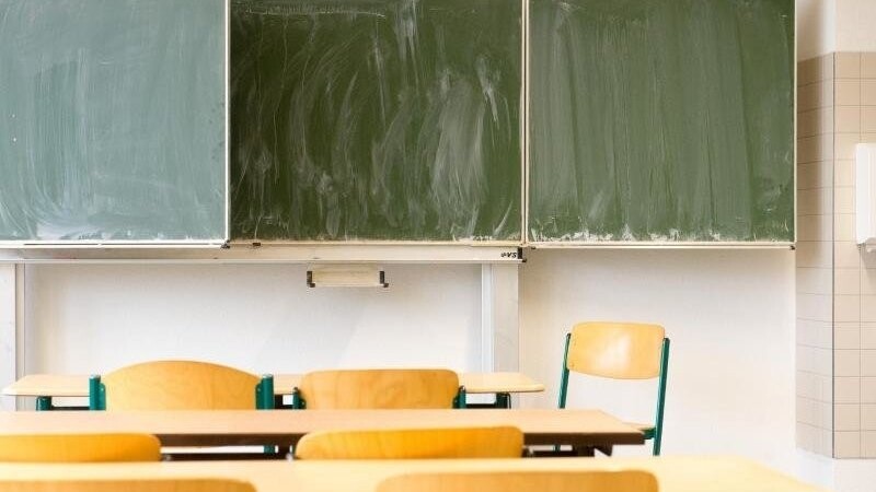 Seit Mitte März sind die Klassenräume leer. Das könnte sich nach den Osterferien in Bayern jedoch ändern (Symbolbild).