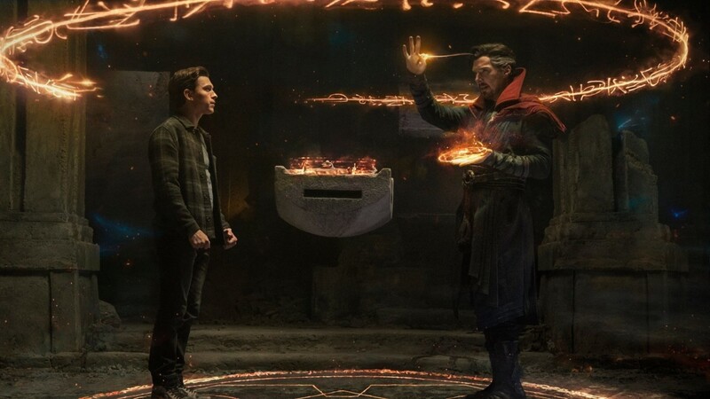 Mit einem Zauberspruch möchte Peter Parker (Tom Holland, links) wieder ein normales Leben führen.