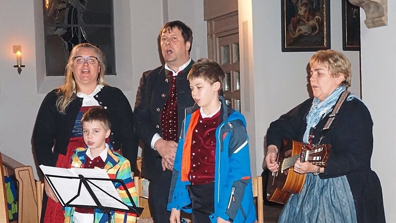 Traditionelle Melodien und Texte steuerte der Familiengesang Schmid/Laußer zum Konzert bei.