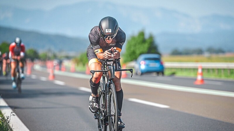 Beim Ironman Kärnten-Klagenfurt galt es für Tobias Beibl nach der 3,8 Kilometer langen Schwimmstrecke im Wörthersee die 180 Kilometer lange Radstrecke hinter sich zu bringen.