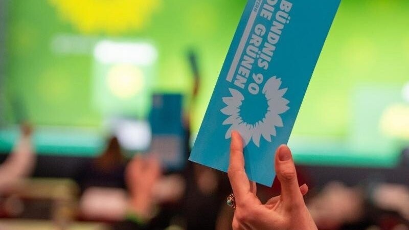 Eine Delegierte hält bei bei der Landesdelegiertenkonferenz der bayerischen Grünen im Messezentrum ihre Stimmkarte hoch.
