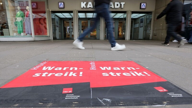 Plakate mit der Aufschrift "Warnstreik" sind vor einem Galeria-Karstadt-Kaufhaus zu sehen.