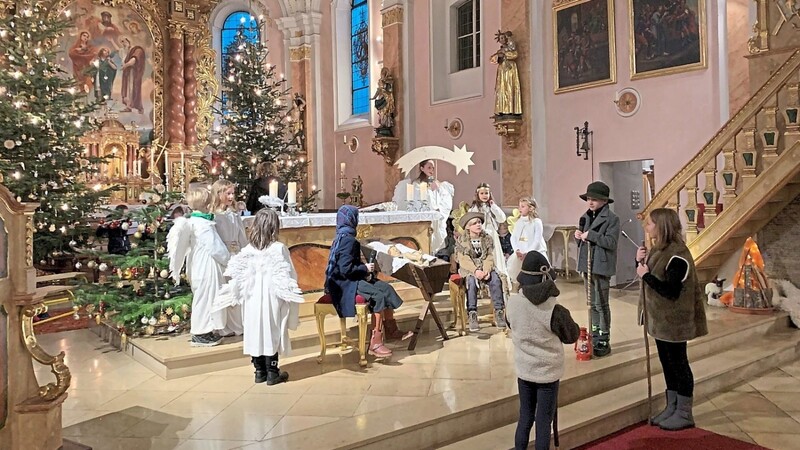 Der Altarraum war die "Bühne" der Krippenspiel-Kinder. Aber auch viele andere junge Christen brachten sich aktiv in diesen feierlichen Heiligabend in der Pfarreiengemeinschaft Au ein.