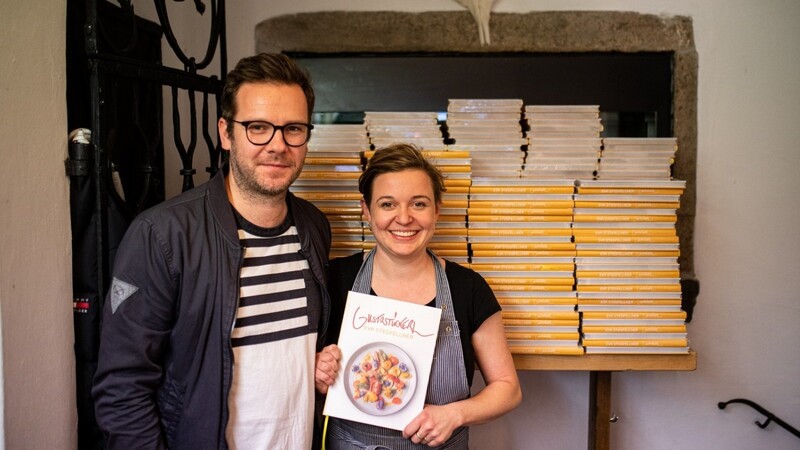 Fotograf Matthias Ammer und Küchenchefin Eva Stegfellner mit ihrem gemeinsamen Kochbuch - Fortsetzung nicht ausgeschlossen.