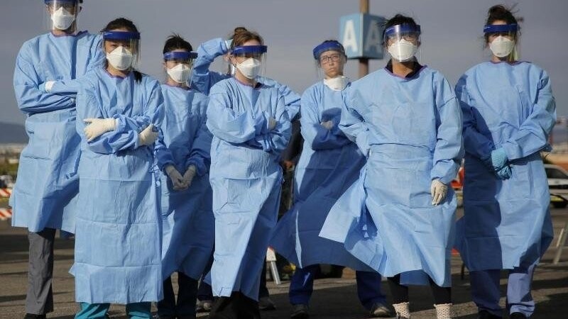 Ärzte tragen wegen des Coronavirus Schutzbekleidung und Masken. Für die Region Straubing-Bogen wurde ein Versorgungsarzt berufen (Symbolbild).