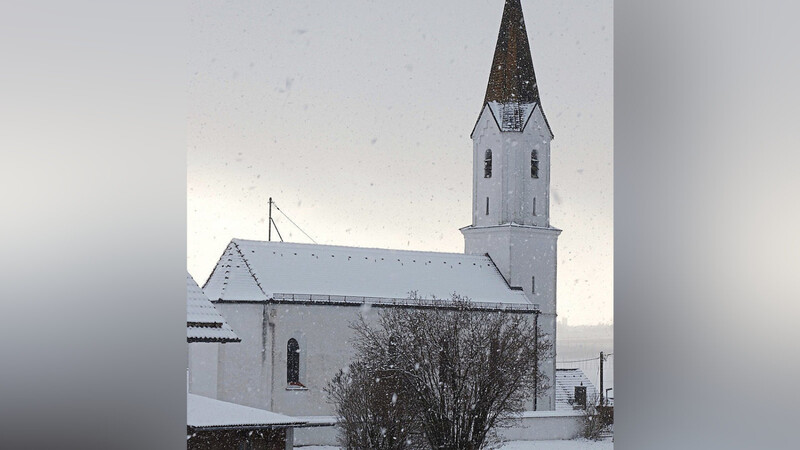Die Kirche von Figlsdorf im Schneetreiben: Das Gotteshaus ist ein Sanierungsfall. Die Künstler aus Nandlstadt wollen jetzt mithelfen, dass etwas Geld für dieses Projekt zusammenkommt.