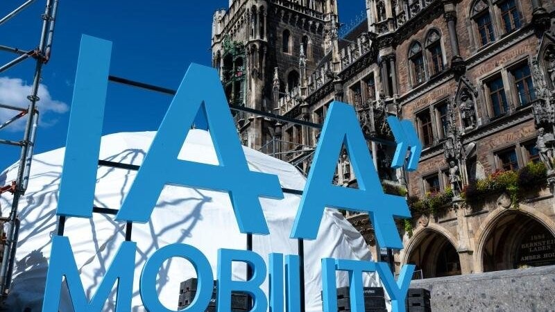 Das Logo der Internationalen Automobil-Ausstellung (IAA Mobility) auf dem Münchner Marienplatz.