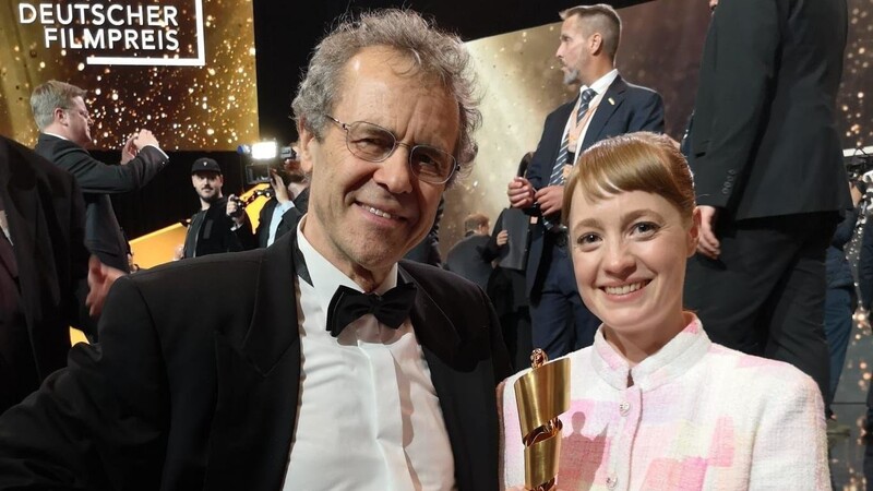 Fritz Albrecht, Geschäftsführer ARA Kunst Altrandsberg, zusammen mit Leonie Benesch, der Gewinnerin der "Goldenen Lola" für die beste Hauptdarstellerin.