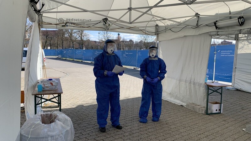 Zwei Mitarbeiter der Teststation Am Hagen im März. Demnächst werden die Tests an anderer Stelle fortgesetzt.