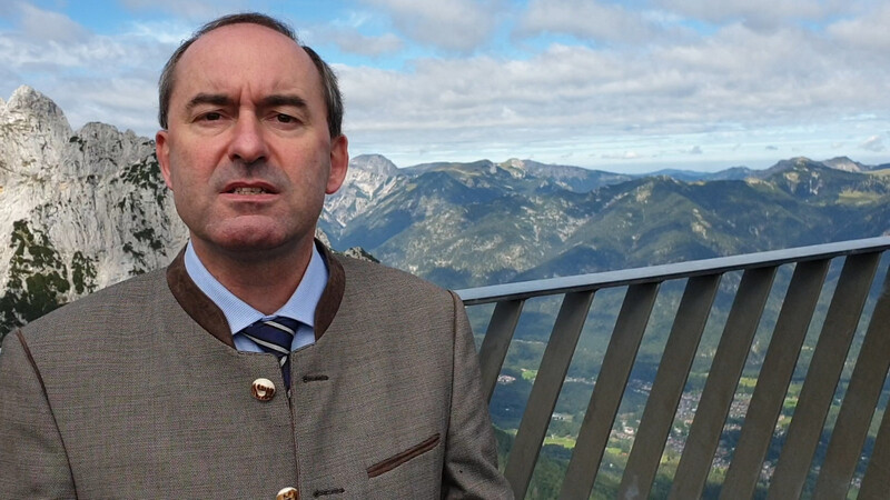 Bei einem Besuch der Aussichtsplattform AlpspiX in mehr als 2.000 Metern Höhe erklärt Bayerns zuständiger Wirtschaftsminister, Freie-Wähler-Chef Hubert Aiwanger, wie das funktionieren soll