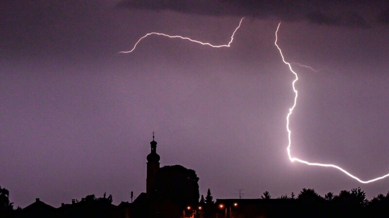 Nirgends in Deutschland schlug der Blitz vergangenes Jahr so oft pro Quadratkilometer ein, wie im Landkreis Starnberg. (Archiv)