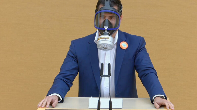 Der AfD-Abgeordnete Stefan Löw sorgte am Dienstag für einen Eklat im bayerischen Landtag: er trat mit einer Gasmaske ans Rednerpult.
