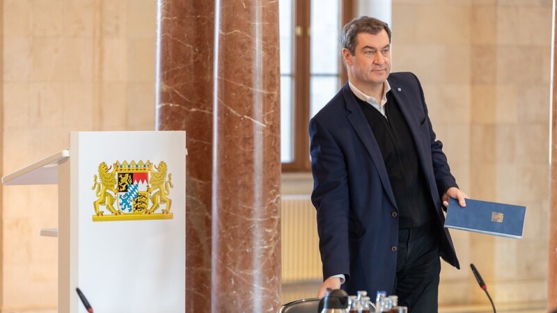 Markus Söder (CSU), Ministerpräsident von Bayern, nimmt im großen Kuppelsaal der bayerischen Staatskanzlei, in dem erstmals die Kabinettssitzung stattfindet, seinen Platz ein. Schwerpunkt der Sitzung ist die Corona-Krise und Hilfen für die Wirtschaft.