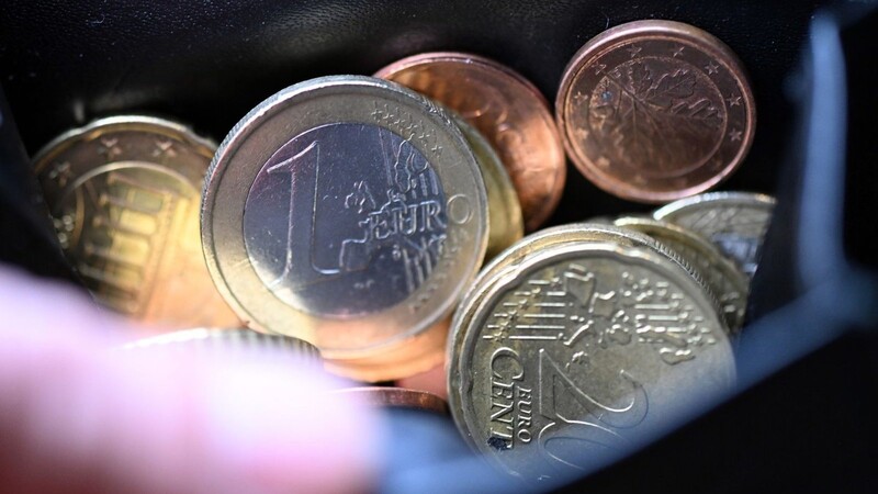 Geldmünzen in einem Portemonnaie: Wie steht es um die Inflation im Euroraum?