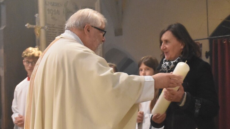 Andrea Lachner bedankte sich für die Osterkerze, nachdem sie die Grüße der evangelischen Versöhnungsgemeinde verbunden mit einem Blumenstock übergeben hatte.