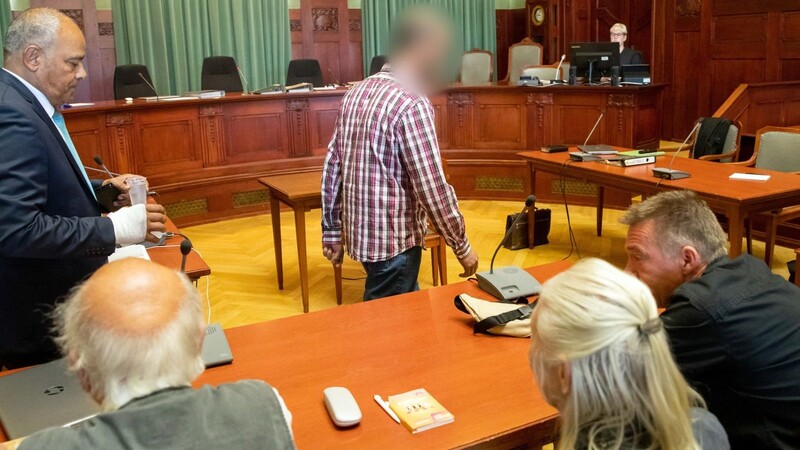 Der wegen Modes angeklagte Fernfahrer (Mitte) betritt zu Prozessbeginn den Sitzungssaal des Landgerichts Bayreuth.