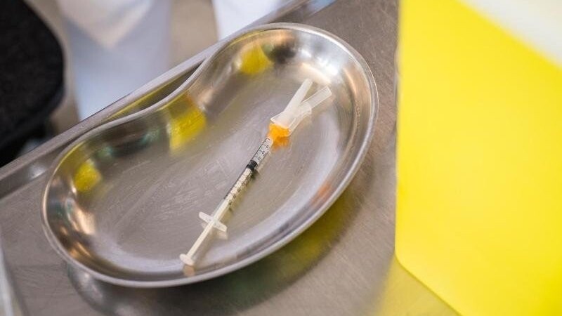 Ein Spritze mit dem Impfstoff gegen Covid-19 liegt in einer Schale.