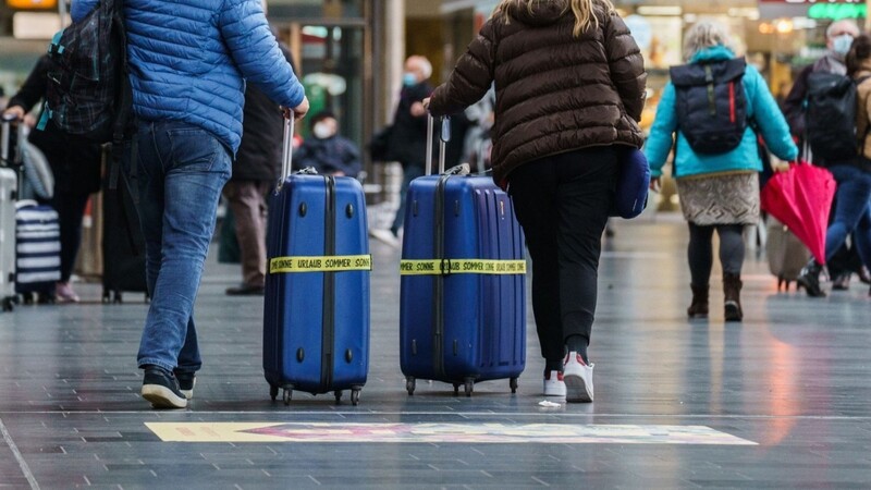 Reisende mit ihrem Gepäck.