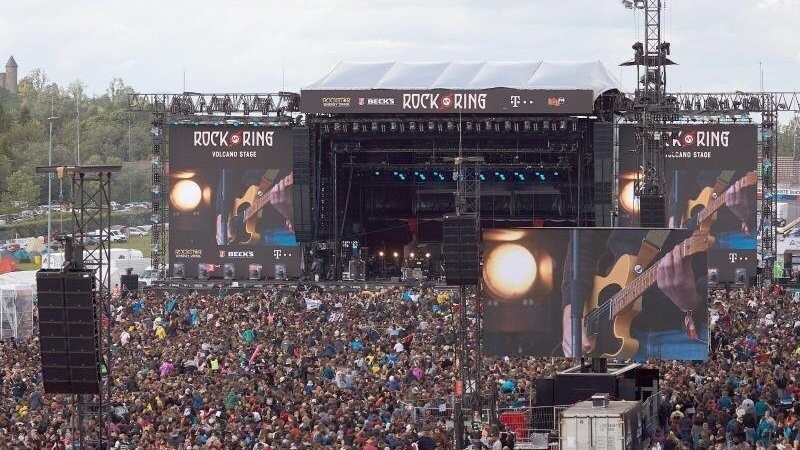 Rockfans drängen sich 2019 vor der Hauptbühne des Open-Air-Festivals "Rock am Ring". Foto: Thomas Frey/dpa/Archivbild